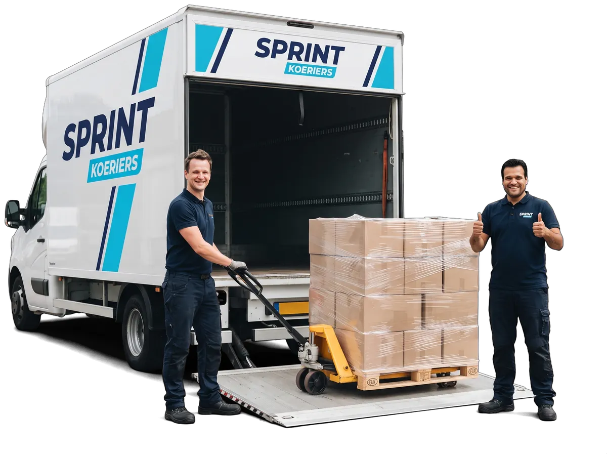 Sprint Koeriers team laadt een pallet met de pompwagen in de bakwagen